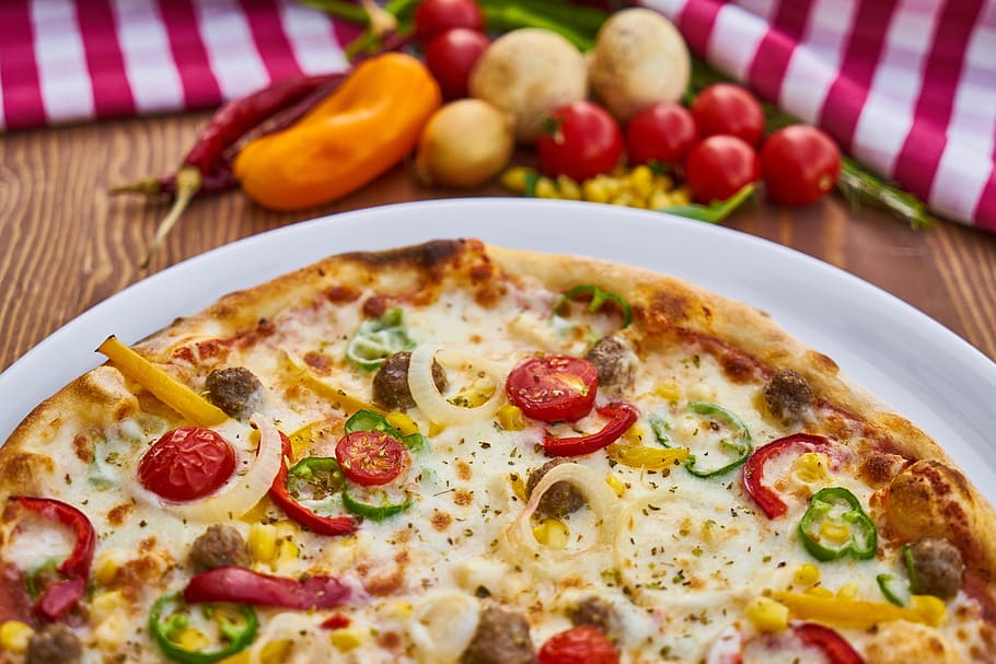 brown crusted pizza on top of white plate, tomato, pepper, onion, HD wallpaper