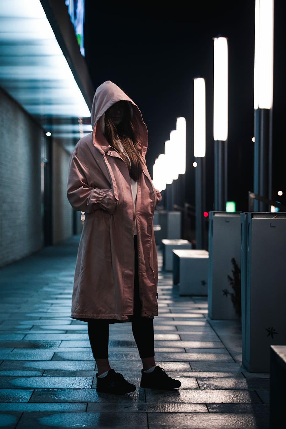 woman in pink hooded jacket standing on city sidewalk, woman standing in the middle of street during night time HD wallpaper