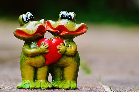 two ceramic frogs holding heart figure, pair, funny, love, animal HD wallpaper