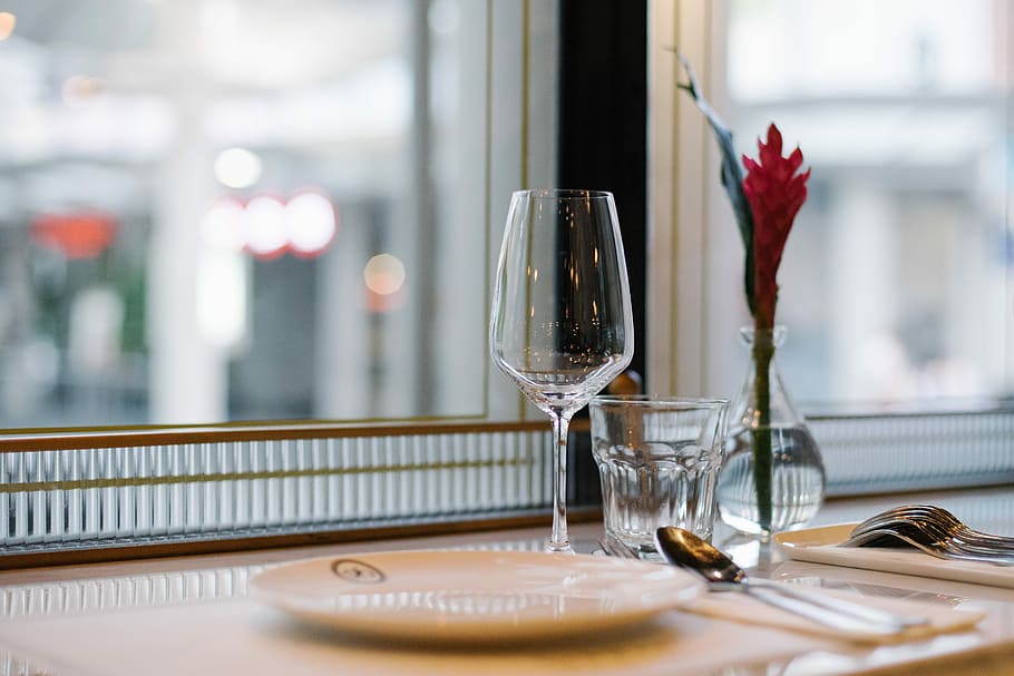 shallow focus photo of footed wine glass, clear wine glass, restaurant HD wallpaper