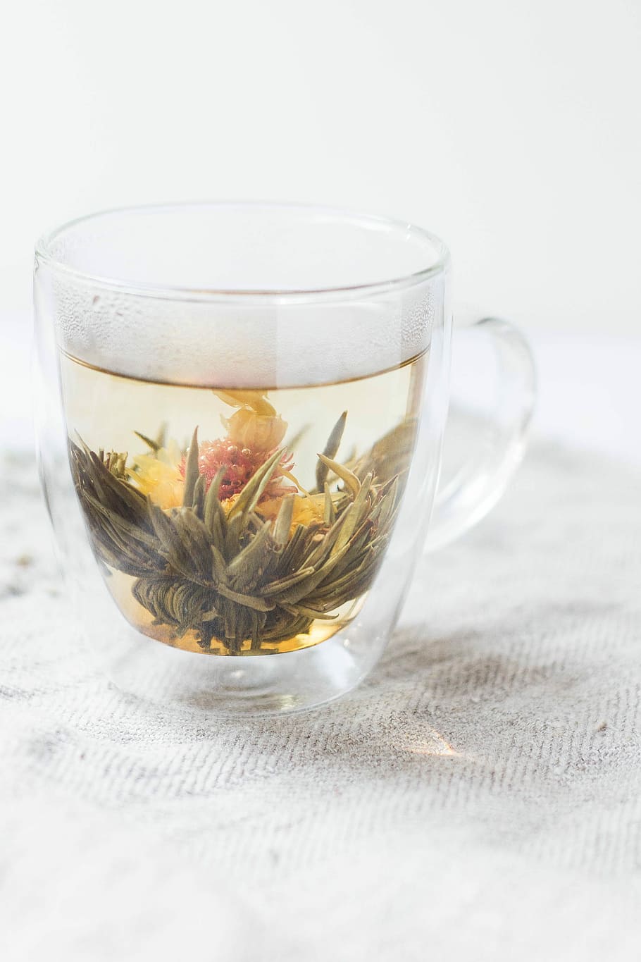 photo of clear glass mug, clear glass cup, tea, blooming tea HD wallpaper