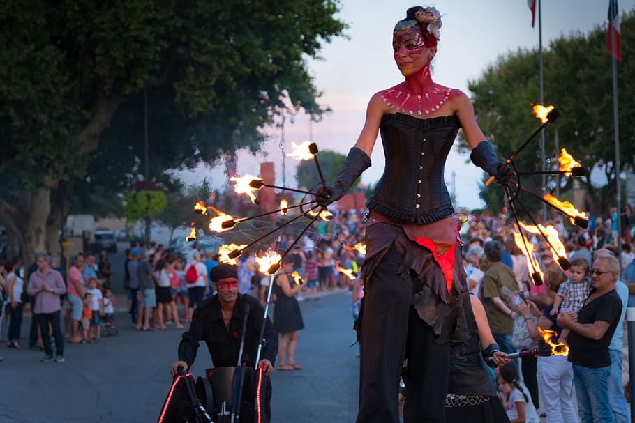 fire, juggler, holidays, parade, beaucaire, char, madeleine festivals HD wallpaper