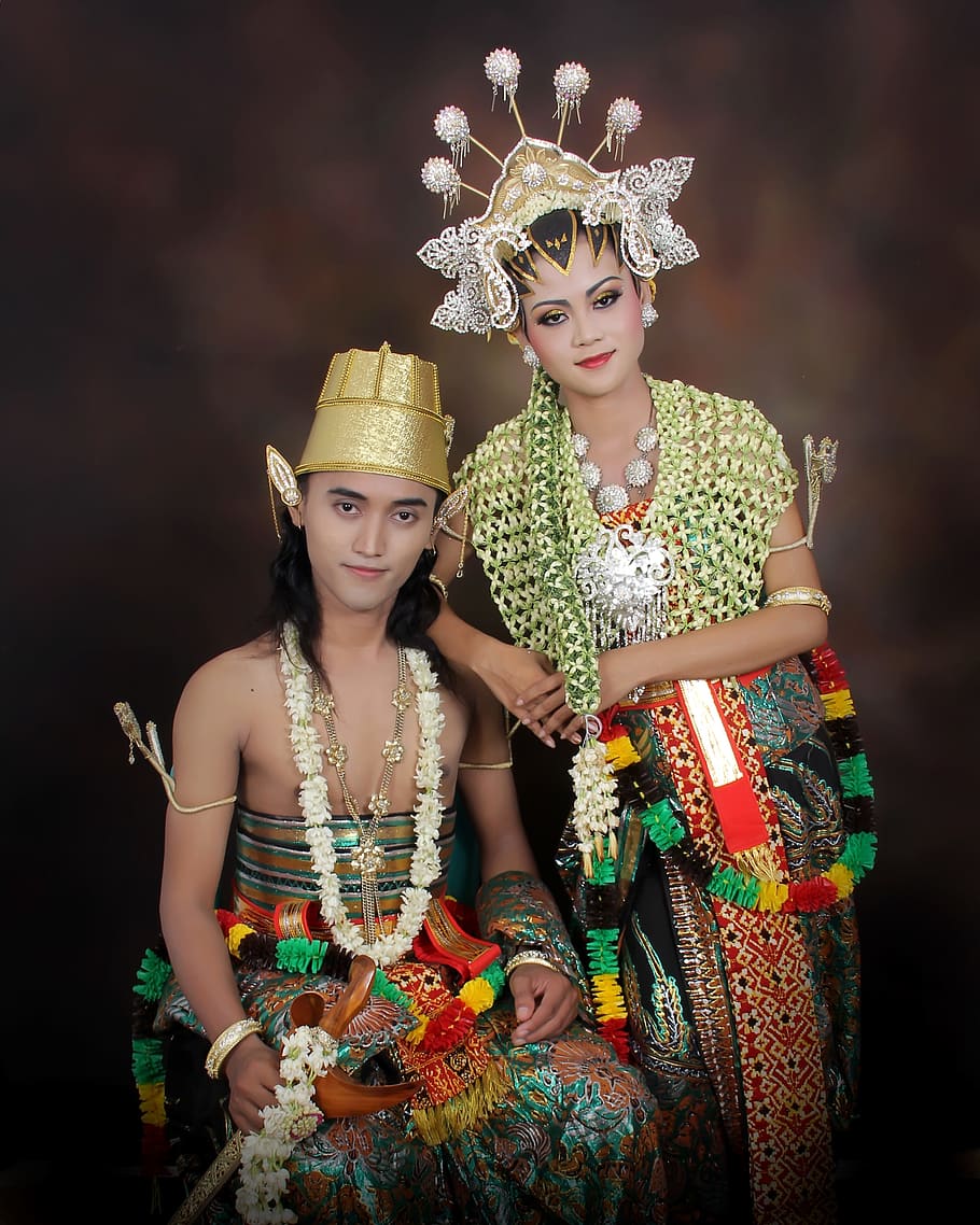 man and woman taking selfie, wedding, indonesian, java, husband HD wallpaper