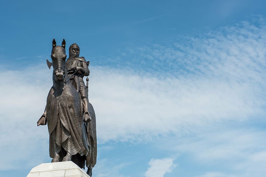 man riding horse statue under white clouds during daytime, robert the bruce king of scots, HD wallpaper