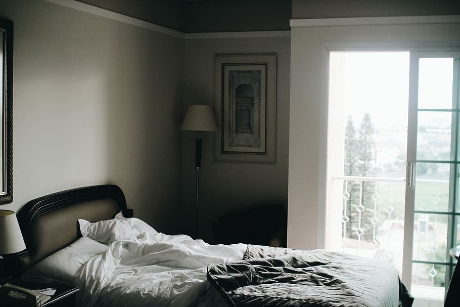 white bedsheet, white table lamp beside bed, bedroom, window, HD wallpaper