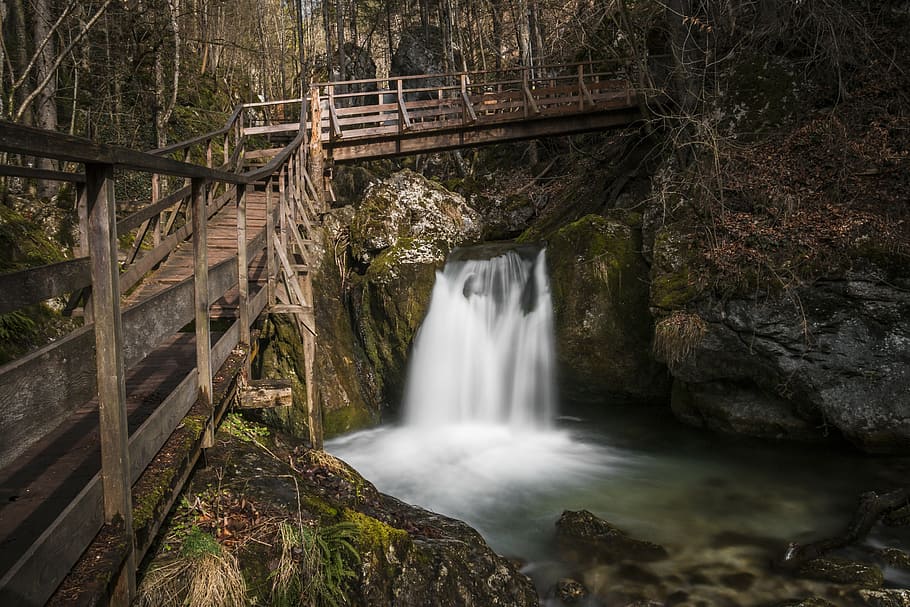time lapse photo of waterfalls under brown wooden bridge during daytime, HD wallpaper