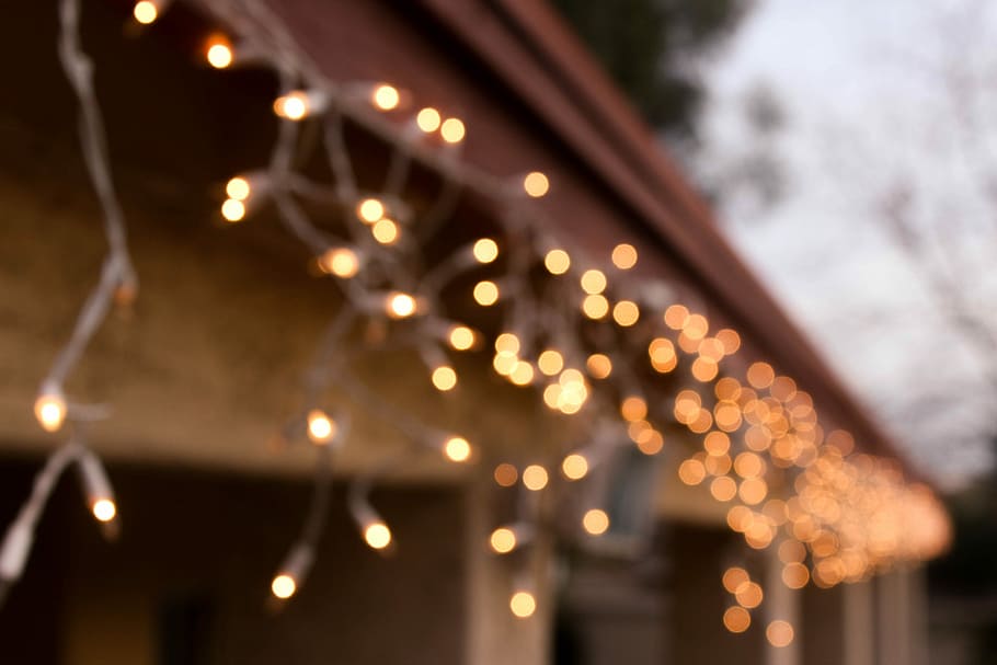 yellow Christmas lights, brown string lights on roof, fairy light HD wallpaper