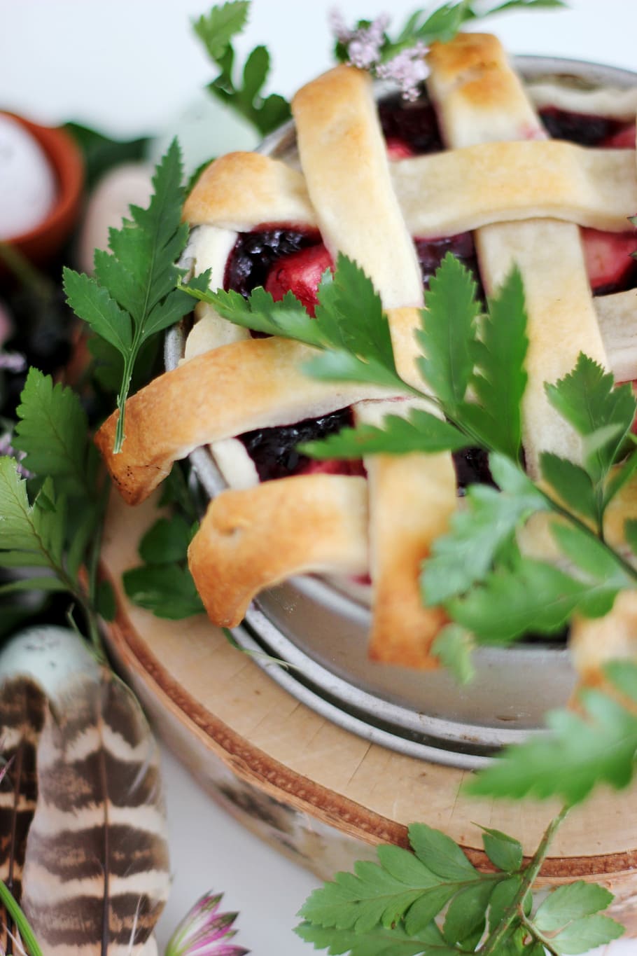 blueberry pie with parsley served on white ceramic bowl, shallow focus photo of pie HD wallpaper