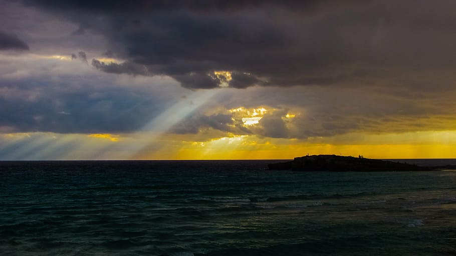 body of water under cloudy sky during sunrise, clouds, grey HD wallpaper