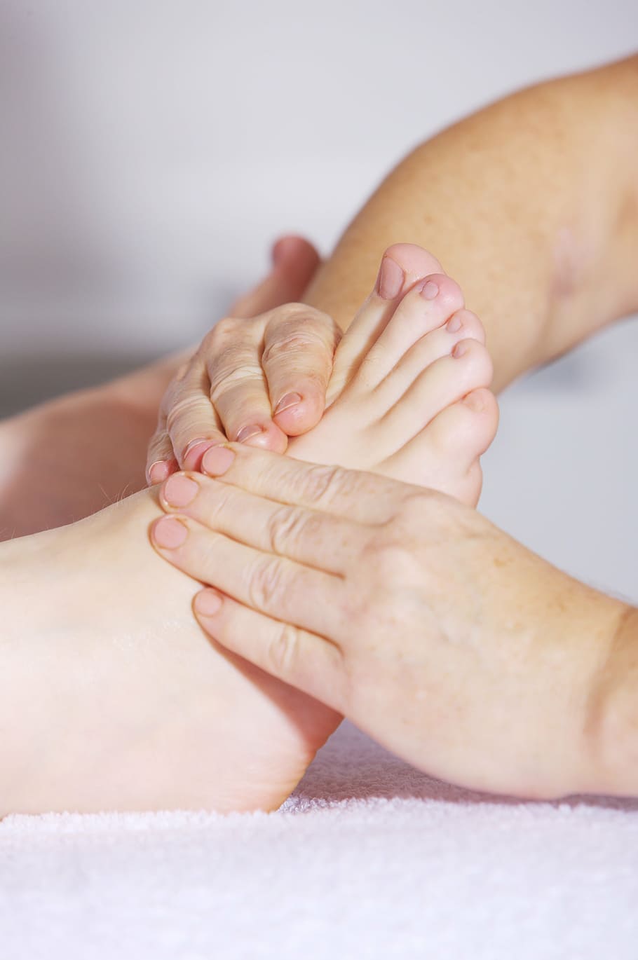 foot massaging, foot massage, foot reflexology, alternative medicine, HD wallpaper