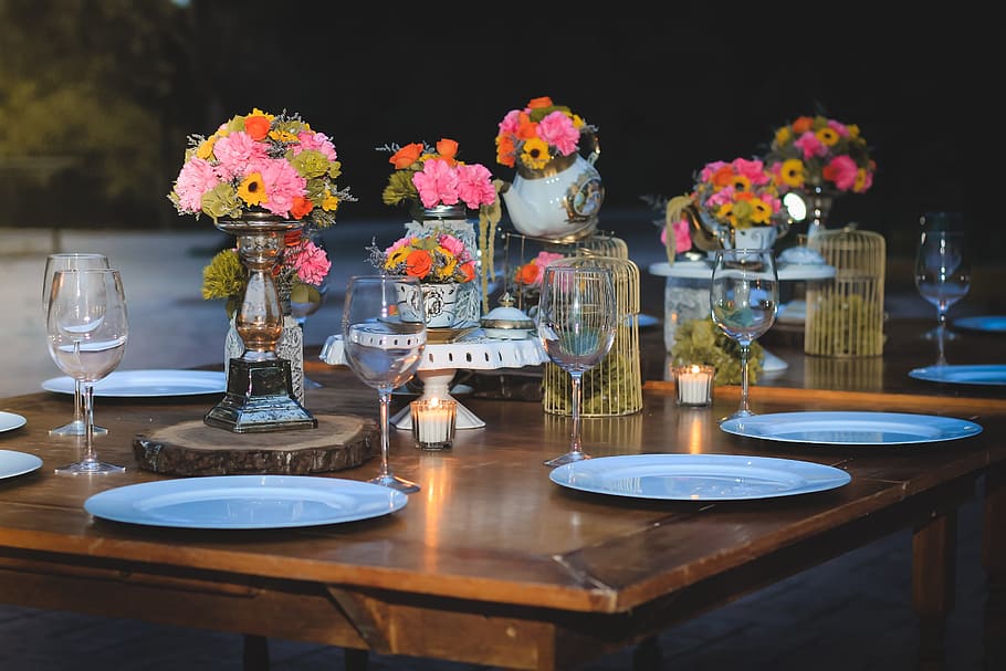 close-up photography of table set-up with centerpiece, decoration HD wallpaper