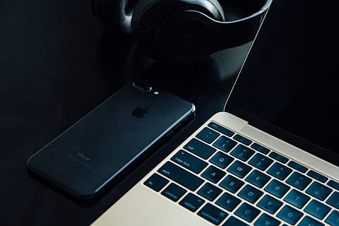 Laptop, mobile smart iphone on desk, technology, business, communication HD wallpaper