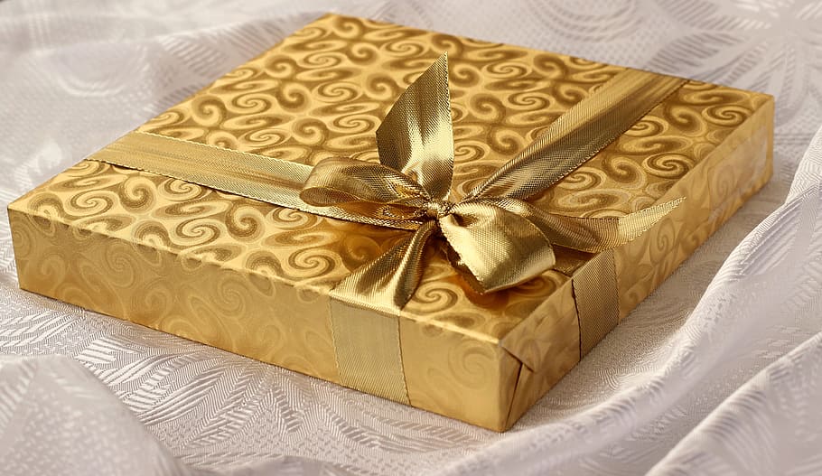 square gold present on white floral sheets, gift, box, background HD wallpaper