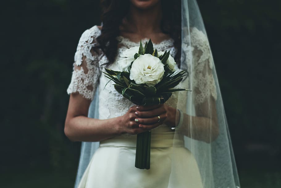woman holding white rose, woman wearing wedding dress holding white flower bouquet, HD wallpaper