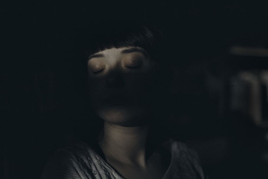 woman sitting inside dark room, untitled, soft light, harsh, feelings HD wallpaper