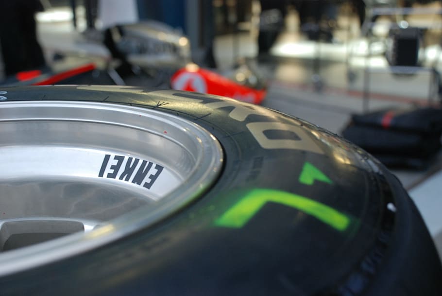 close-up photography of gray vehicle wheel with tire, tyre, f1