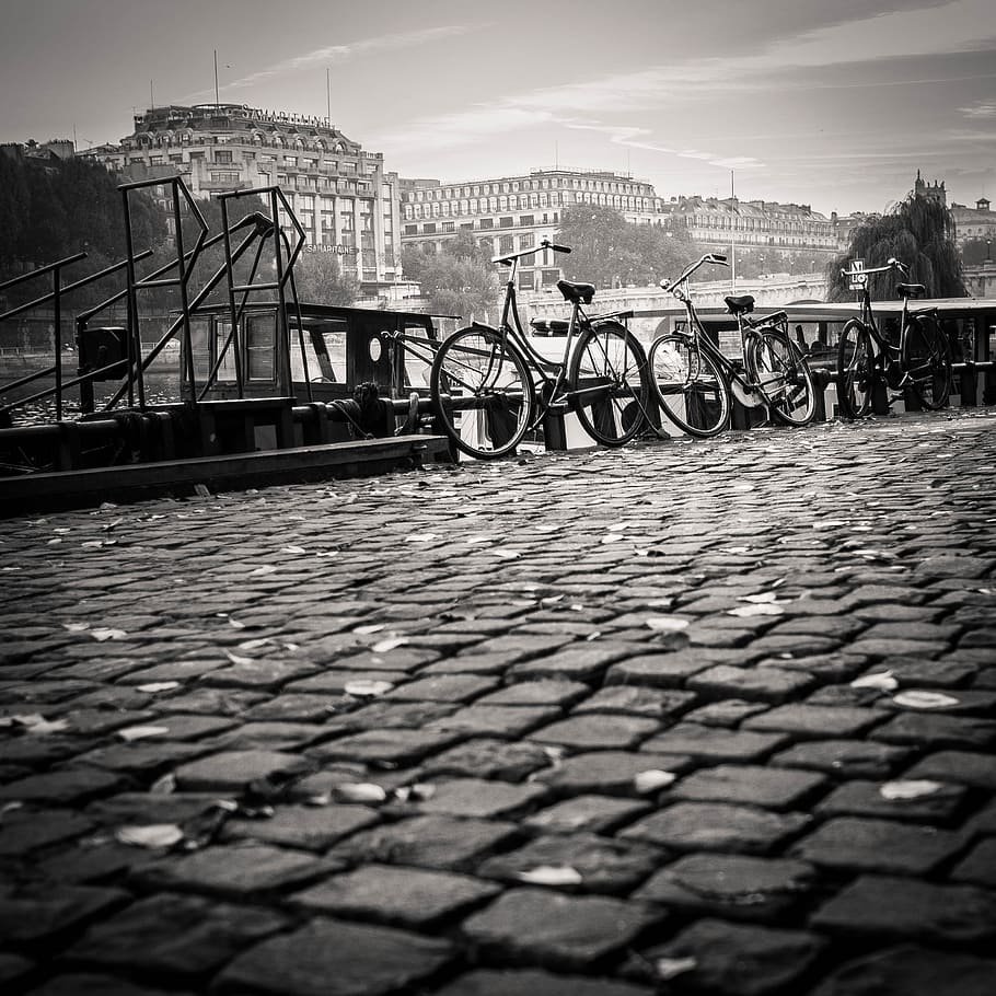 cobblestone, bikes, bicycles, city, town, black and white, architecture, HD wallpaper