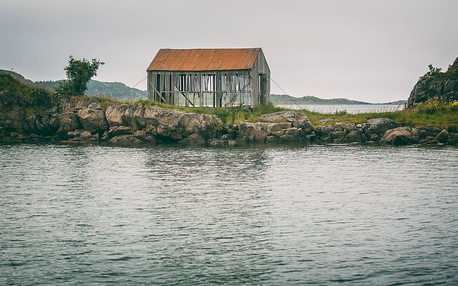 gray house near body of water, brown wooden shed near body of water HD wallpaper