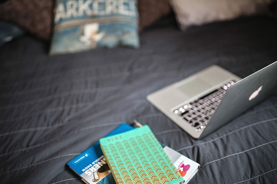 Laptop with books on a bed, computer, notebook, pillows, sheets HD wallpaper