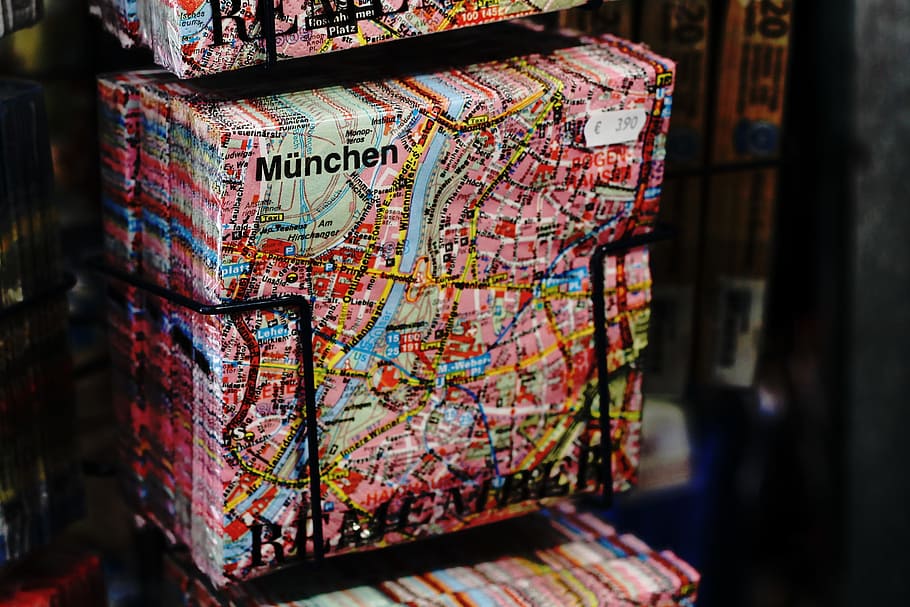 Munchen map print pack on black rack, Muchen pack on black wrought iron rack HD wallpaper