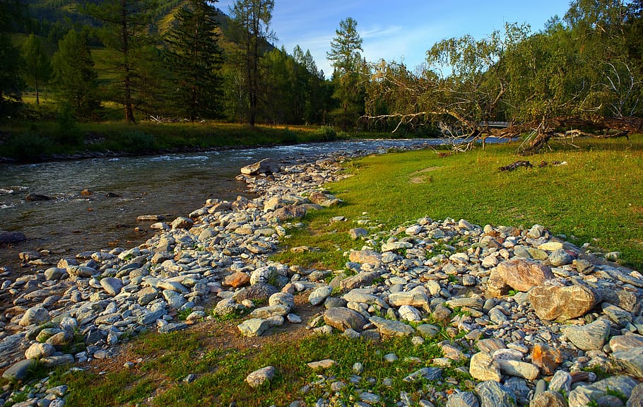 pebbles near body of water, river, evening, rocks on the shore HD wallpaper