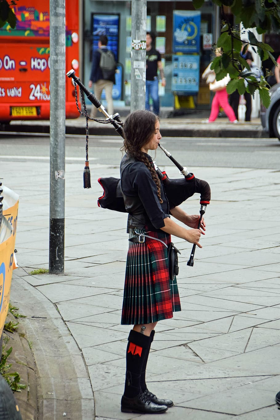 woman playing wind instrument, scotland, england, bagpipes, bagpipe spielerin, HD wallpaper