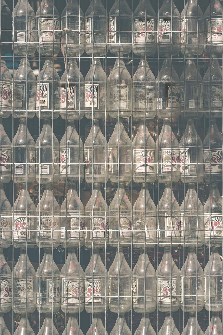 Tulum Mexico, glass bottle lot, wall, sol, dirty, old, beer, etiquette HD wallpaper