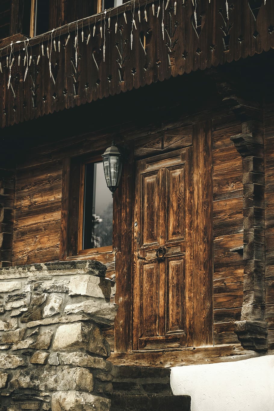 closed brown wooden door, brown wooden house near gray wall, cabin HD wallpaper