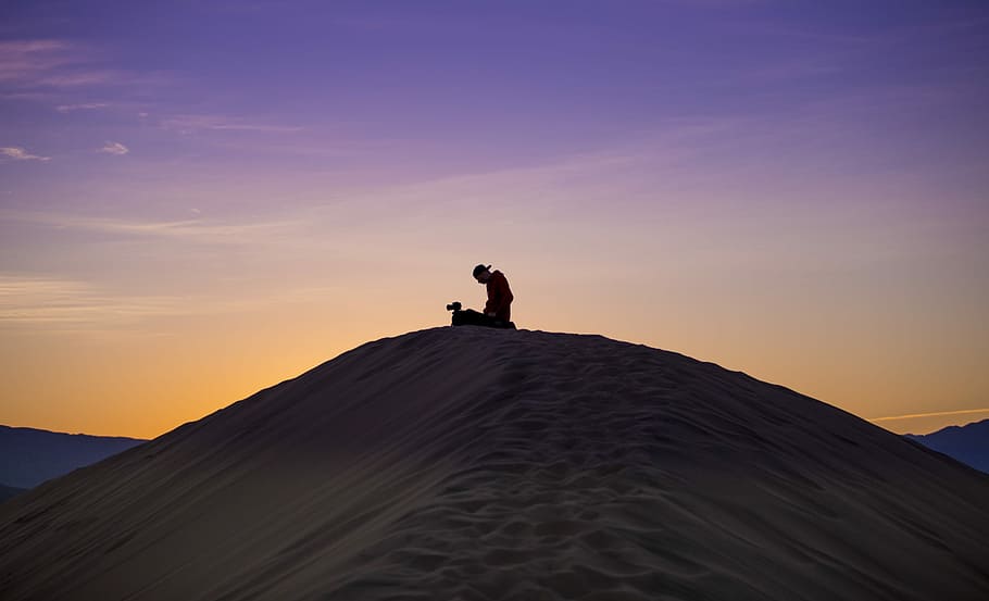 silhouette of man and woman on desert, person kneeling on desert HD wallpaper