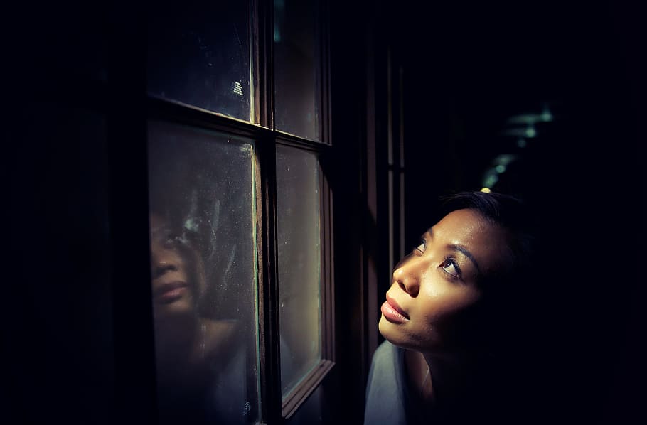 woman looking up behind window, woman looking up in the sky in front of glass window during nighttime low light photography HD wallpaper