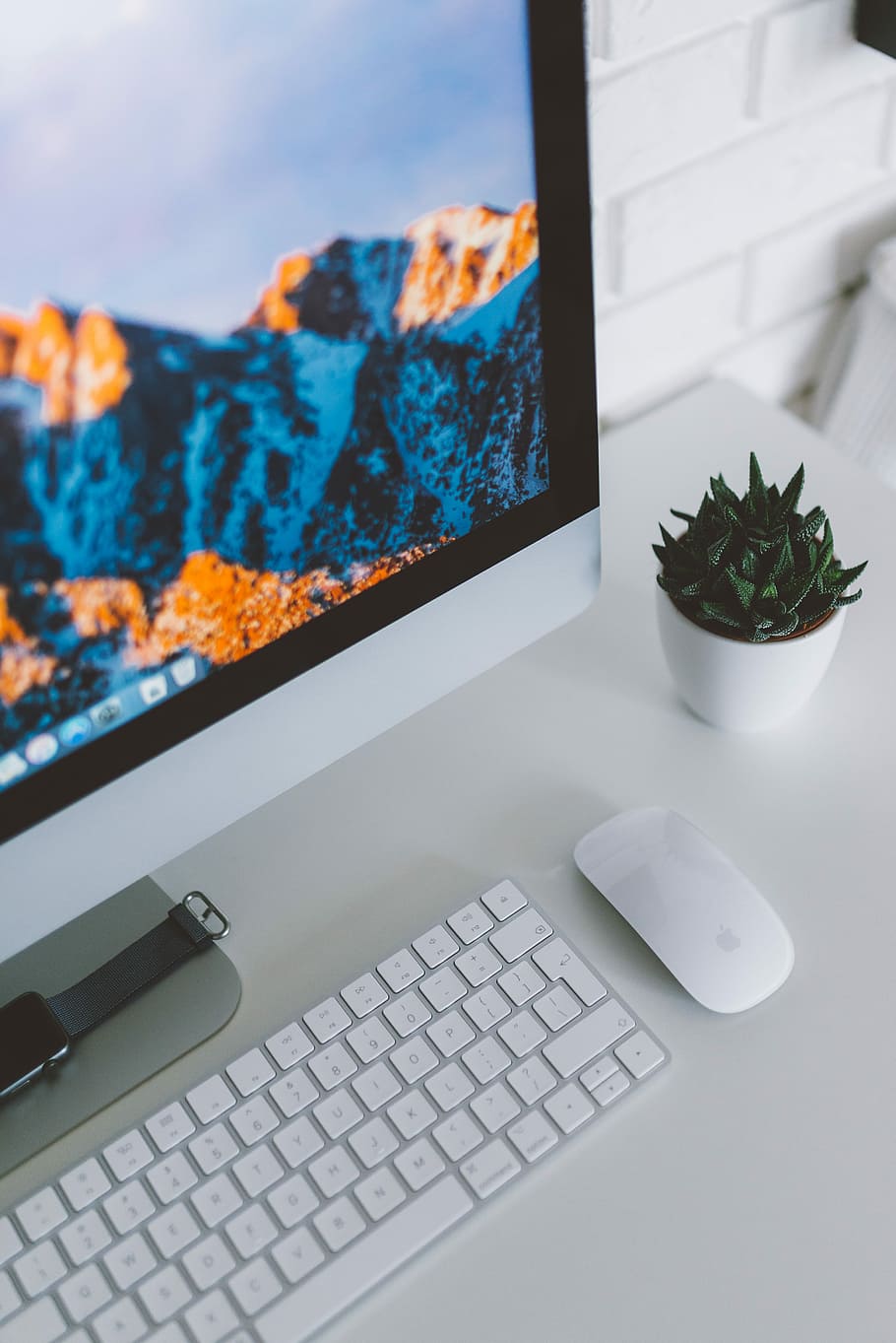 Mac desktop computer, turned-on silver iMac with Magic keyboard and mouse HD wallpaper