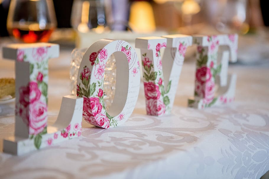 pink and white floral Love freestanding letters on table, valentine HD wallpaper