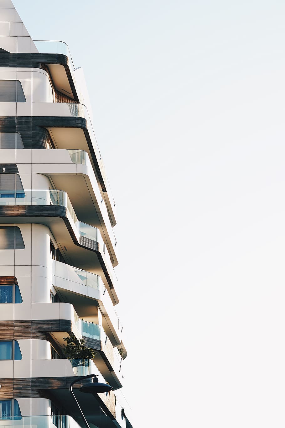 white high-rise building, white painted high rise building, closeup photography HD wallpaper