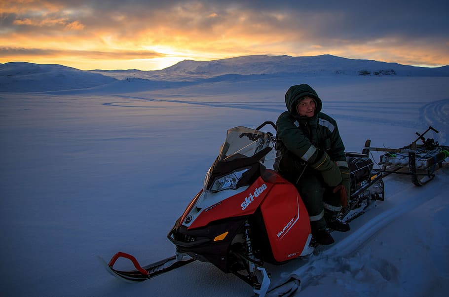 person sitting on snowmobile, man riding snowmobile, snow mobile HD wallpaper