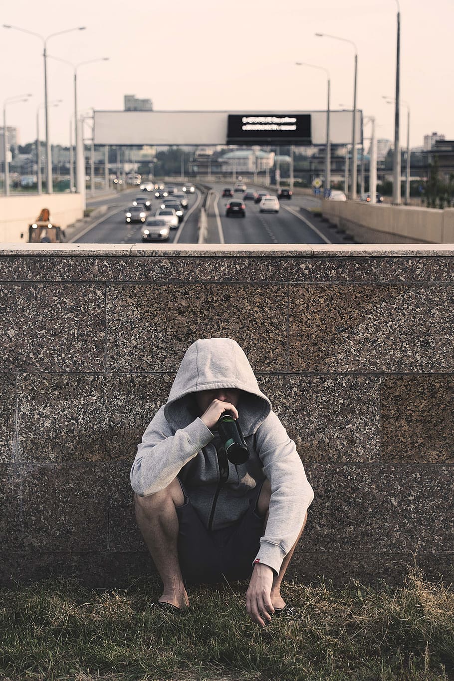 man in grey zip-up hoodie sitting behind grey concrete wall, alkoghol, HD wallpaper