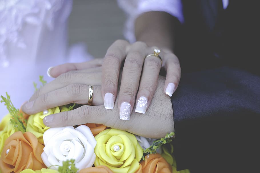 person's hand on bouquet of flowers, marriage, alliance, grooms, HD wallpaper