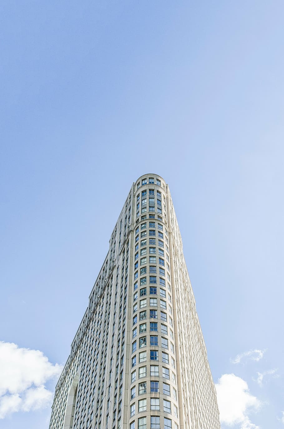 high rise concrete building under blue sky, grey, white, cloudy HD wallpaper