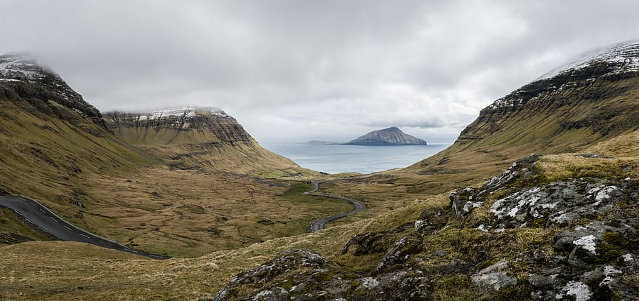 brown and gray mountain near body of water during daytime, photo green mountain near ocean HD wallpaper
