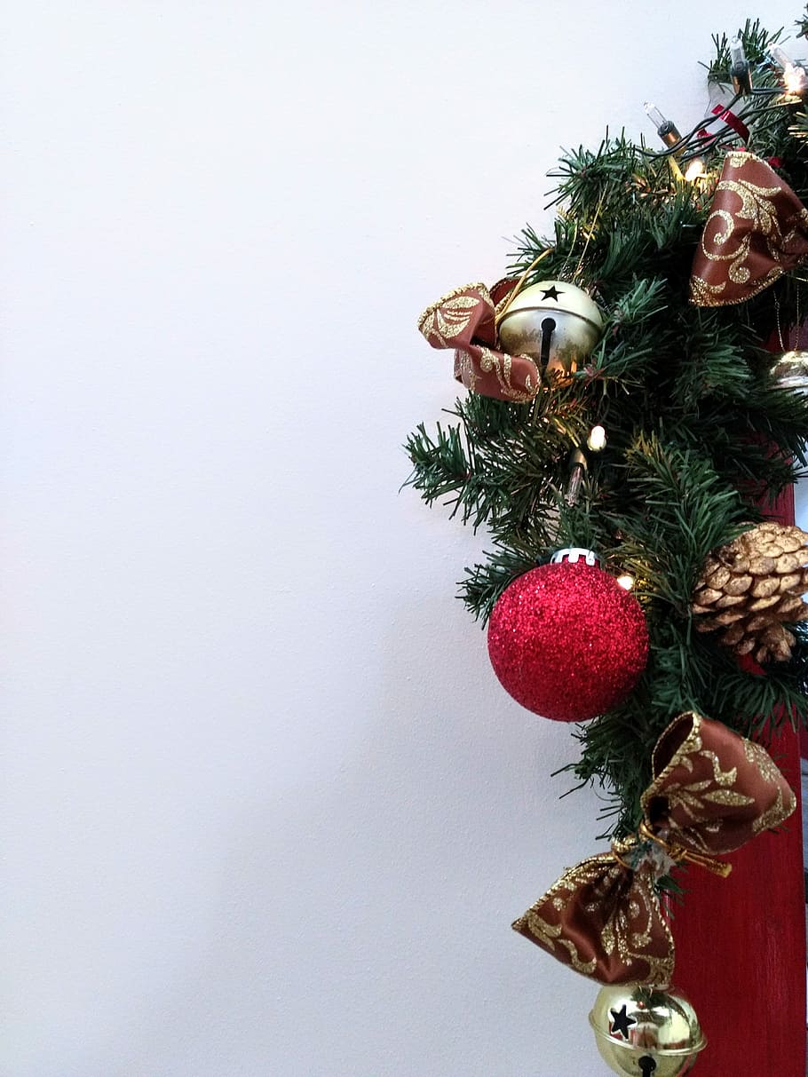 Christmas frame, green and red christmas tree with baubles, celebration HD wallpaper