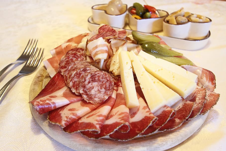 meat and cheese on a plate, cold cuts, salami, speck, food HD wallpaper