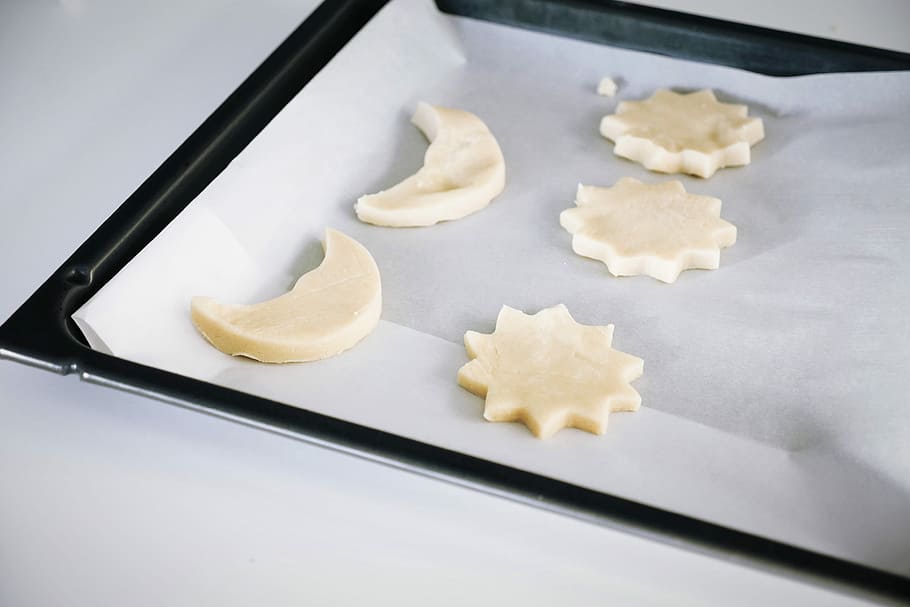 black steel dish tray, five star and moon cookies on black oven pan HD wallpaper