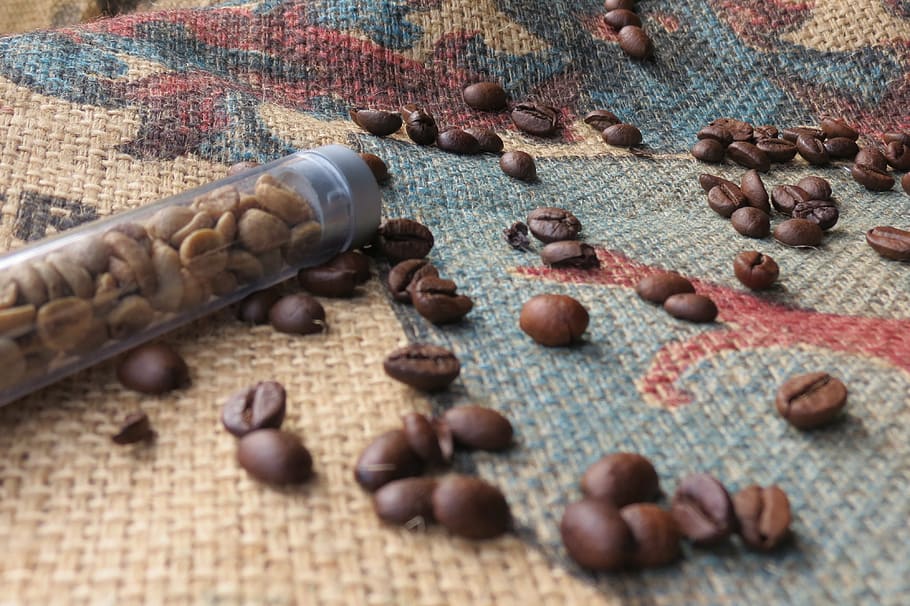coffee, coffee beans, green coffee, comparison, roasted coffee HD wallpaper