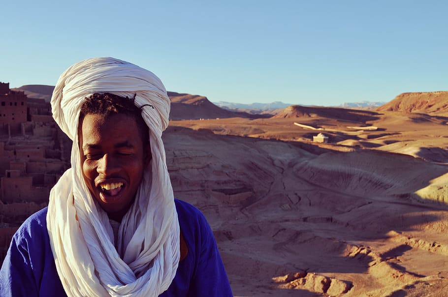 smiling man on mountain, desert, nomad, marrakech, morocco HD wallpaper