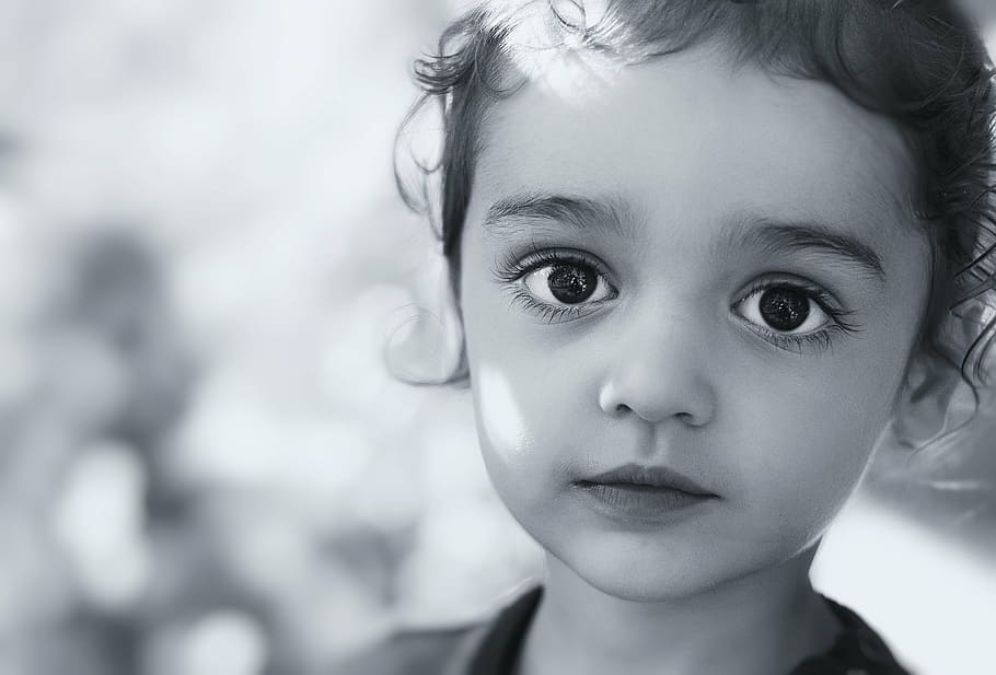 toddler wearing crew-neck top grayscale photography, model HD wallpaper