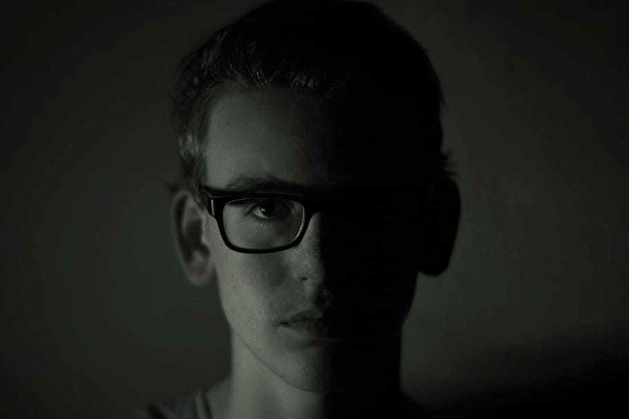 grayscale photo of man wearing eyeglasses, seriously, dark HD wallpaper