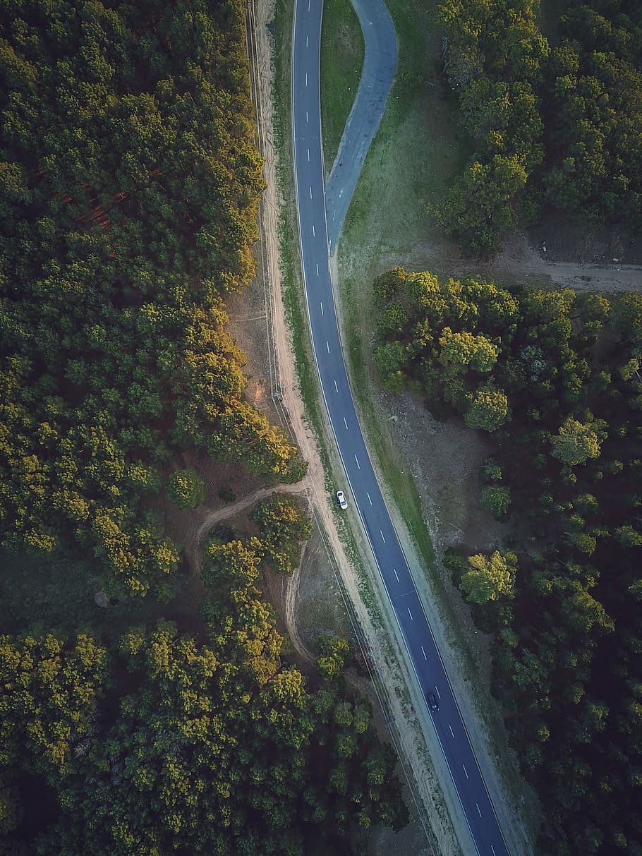 high angle photo of vehicles passing on asphalt road, aerial photography of car parked on roadside HD wallpaper