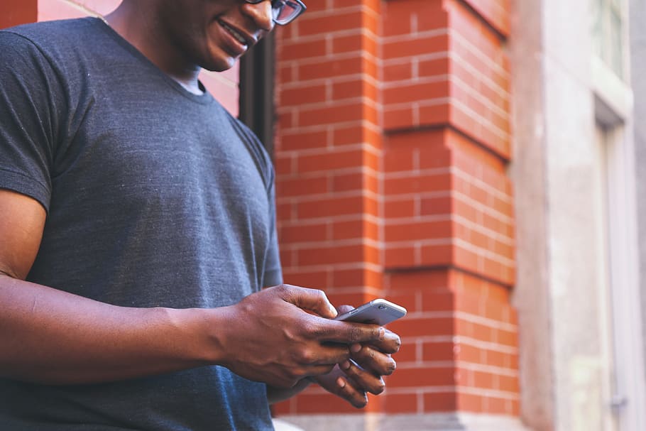 man in gray crew-neck t-shirt using silver iPhone 6, guy, texting HD wallpaper