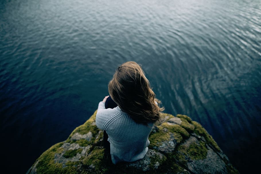 woman in gray striped shirt standing on cliff, nature, rocks HD wallpaper