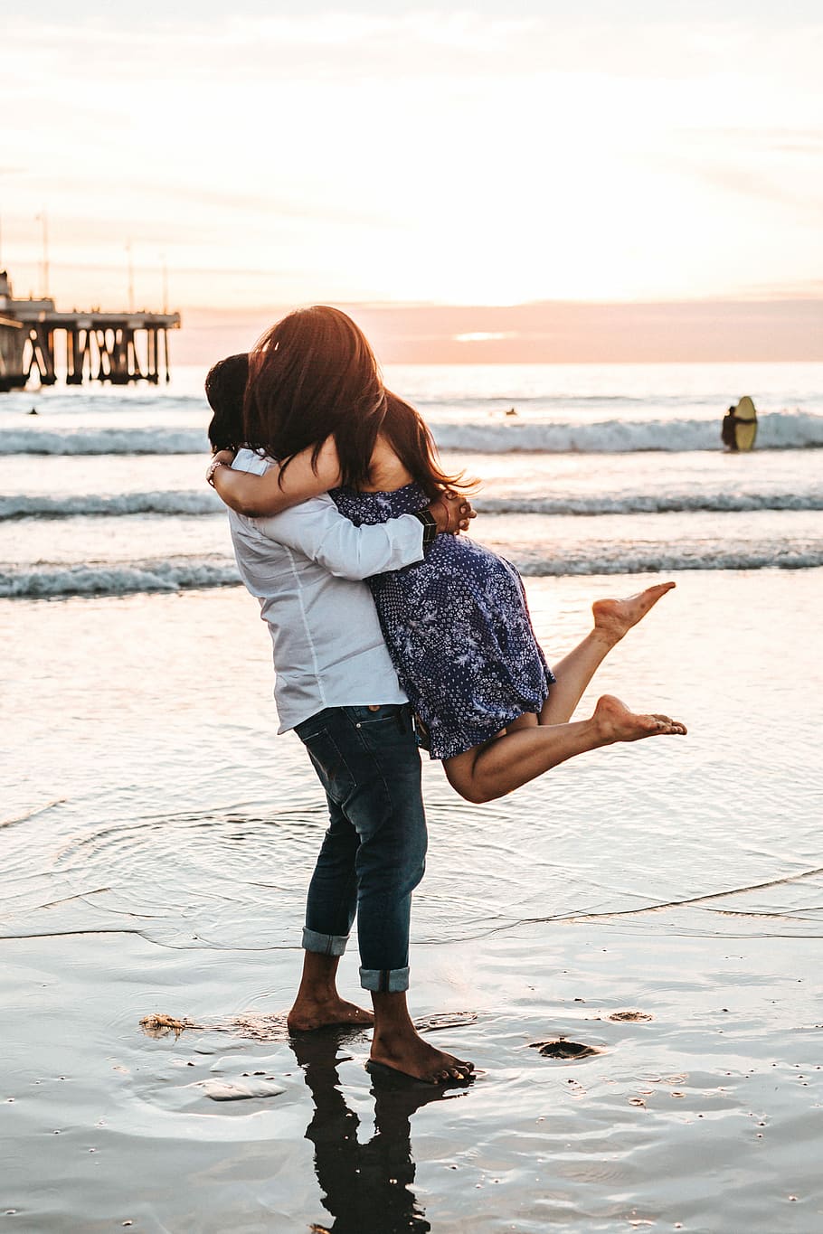 man hugging woman on seashore, man and woman hugging each other during daytime HD wallpaper
