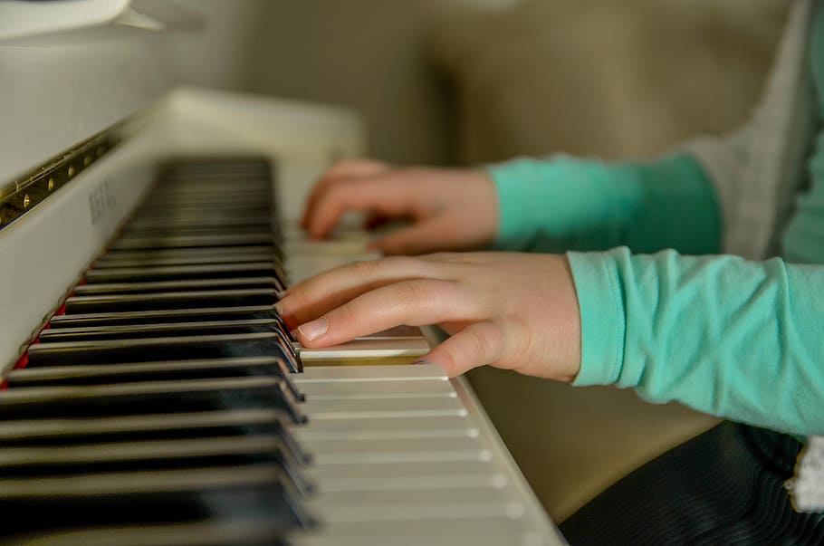 selective-focus photography of person playing piano, synthesizer, HD wallpaper